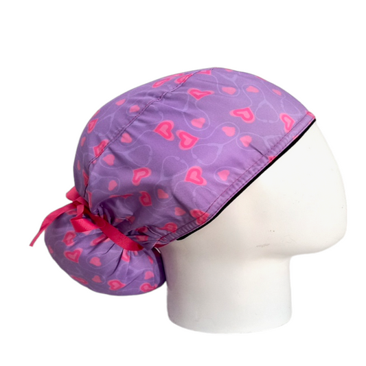 Gorro Quirúrgico Mujer y Portacarnet Fonendoscopios y Corazones Lila - gorro antifluido para mujer Doctools - foto 2
