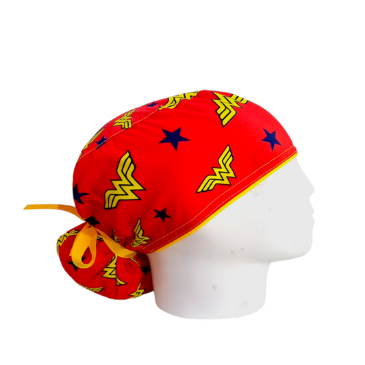 Gorro Quirúrgico Mujer y Portacarnet Mujer Maravilla Muñequita - gorro antifluido para mujer Doctools - foto 2