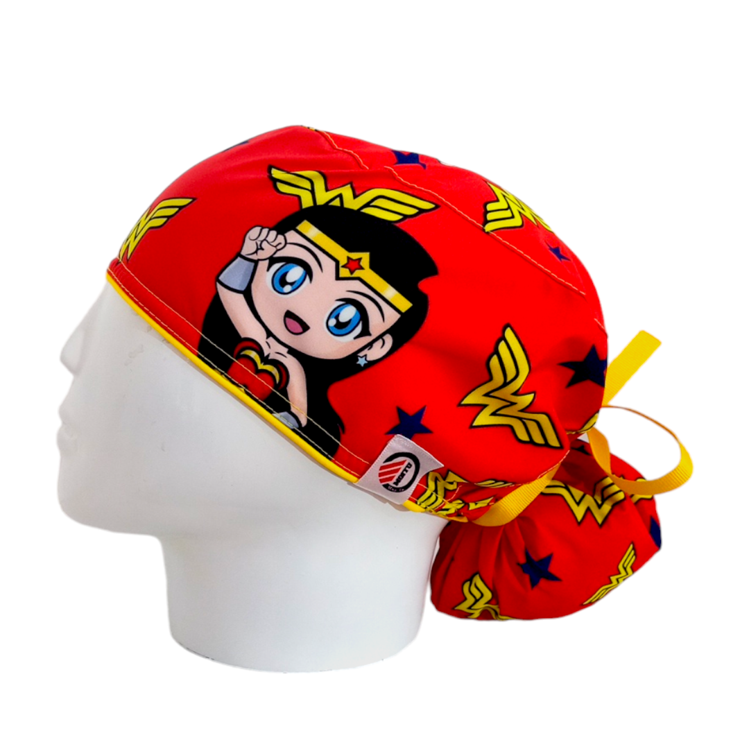 Gorro Quirúrgico Mujer y Portacarnet Mujer Maravilla Muñequita - gorro antifluido para mujer Doctools - foto 1