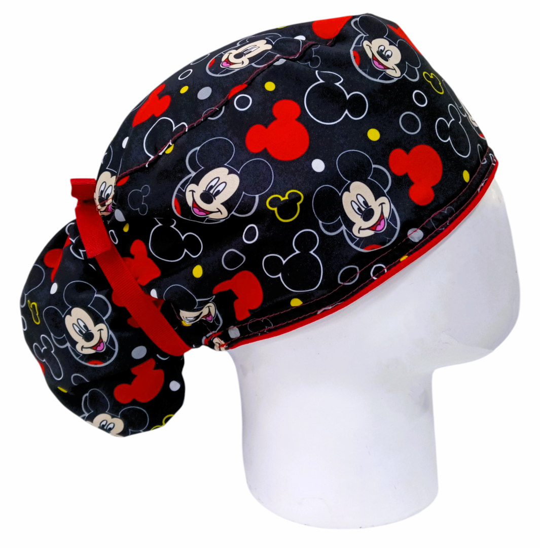 Gorro Quirúrgico Mujer y Portacarnet Mickey Siluetas Rojas - gorro antifluido para mujer Doctools - foto 2
