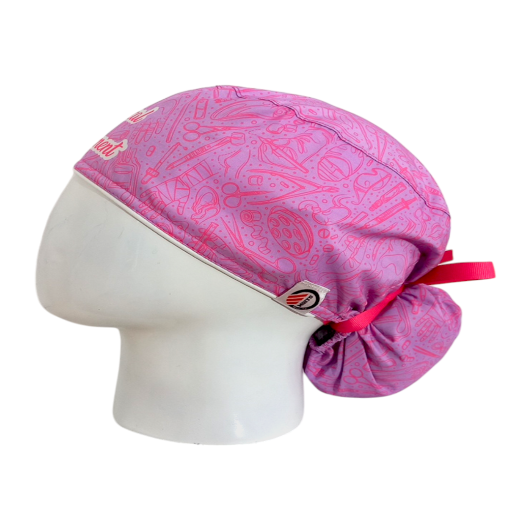 Gorro Quirúrgico Mujer y Portacarnet Instrumentadora Lila con Letra - gorro antifluido para mujer Doctools - foto 1