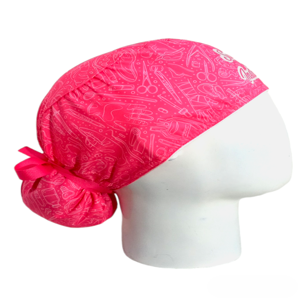 Gorro Quirúrgico Mujer y Portacarnet Instrumentador Quirúrgico Fucsia con Letra - gorro antifluido para mujer Doctools - foto 2