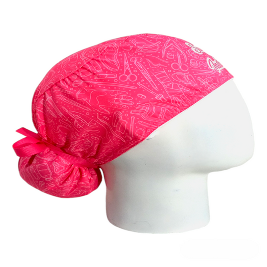 Gorro Quirúrgico Mujer y Portacarnet Instrumentador Quirúrgico Fucsia con Letra - gorro antifluido para mujer Doctools - foto 2