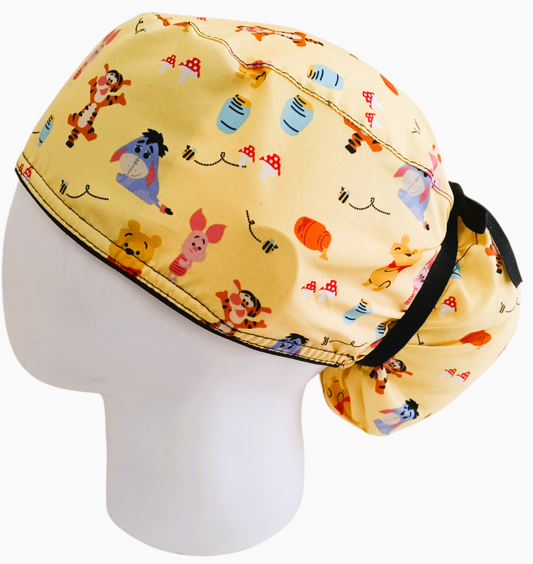 Gorro Quirúrgico Mujer y Portacarnet Winnie Pooh Personajes Amarillo - gorro antifluido para mujer Doctools - foto 1