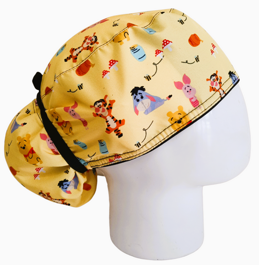Gorro Quirúrgico Mujer y Portacarnet Winnie Pooh Personajes Amarillo - gorro antifluido para mujer Doctools - foto 2