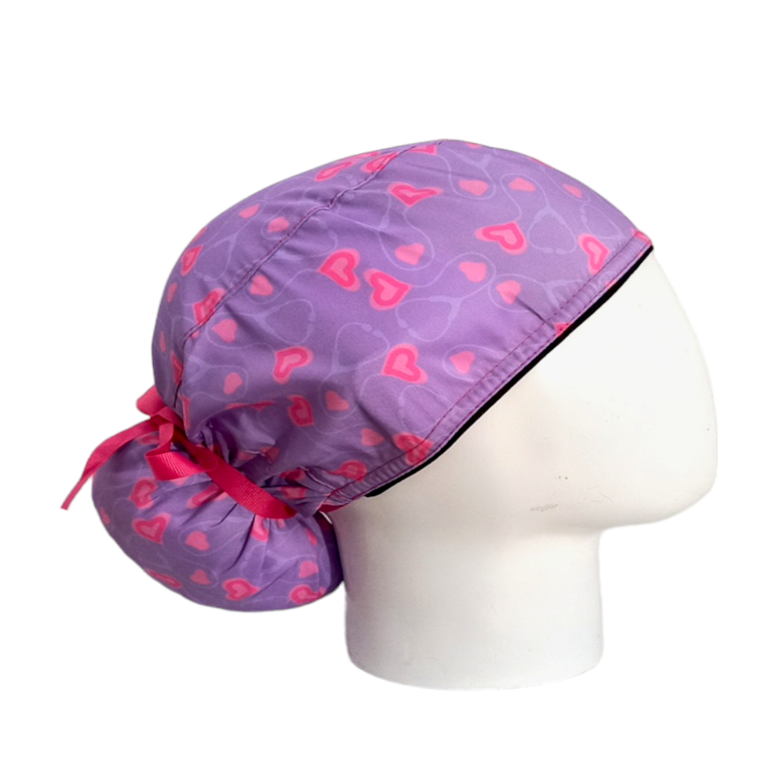 Gorro Quirúrgico Mujer y Portacarnet Fonendoscopios y Corazones Lila - gorro antifluido para mujer Doctools - foto 2