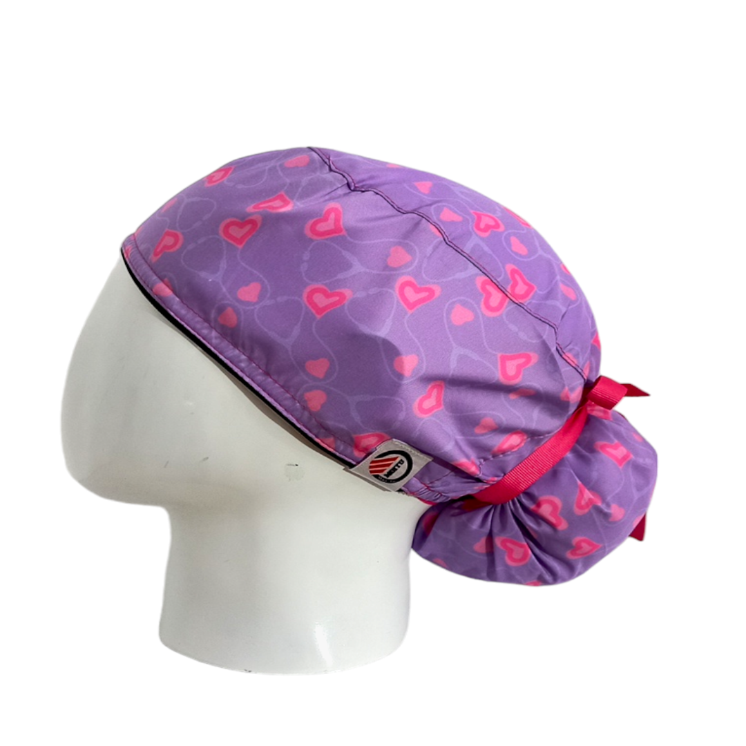 Gorro Quirúrgico Mujer y Portacarnet Fonendoscopios y Corazones Lila - gorro antifluido para mujer Doctools - foto 1