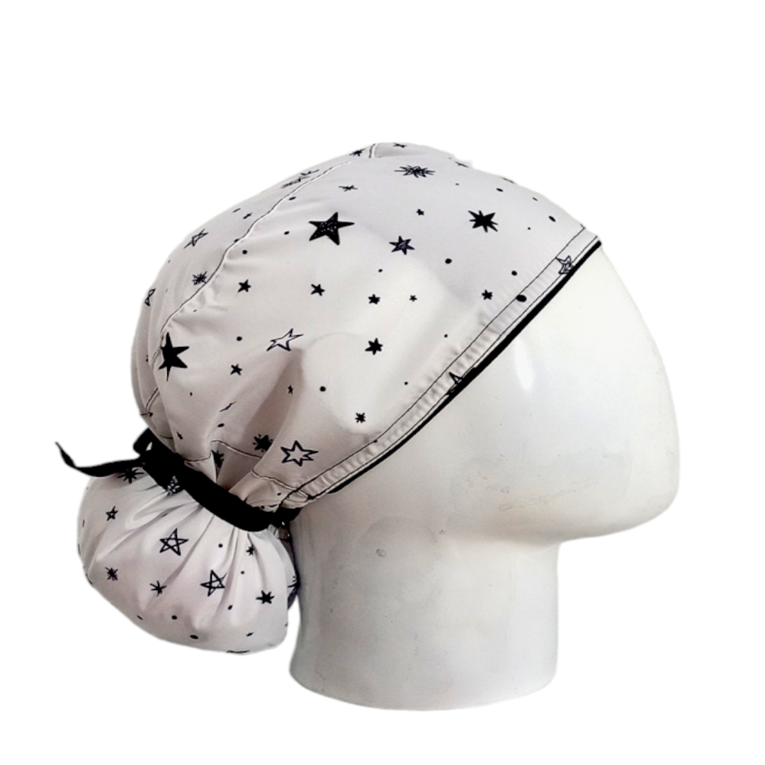 Gorro Quirúrgico Mujer y Portacarnet Estrellas Blanco y Negro - gorro antifluido para mujer Doctools - foto 2