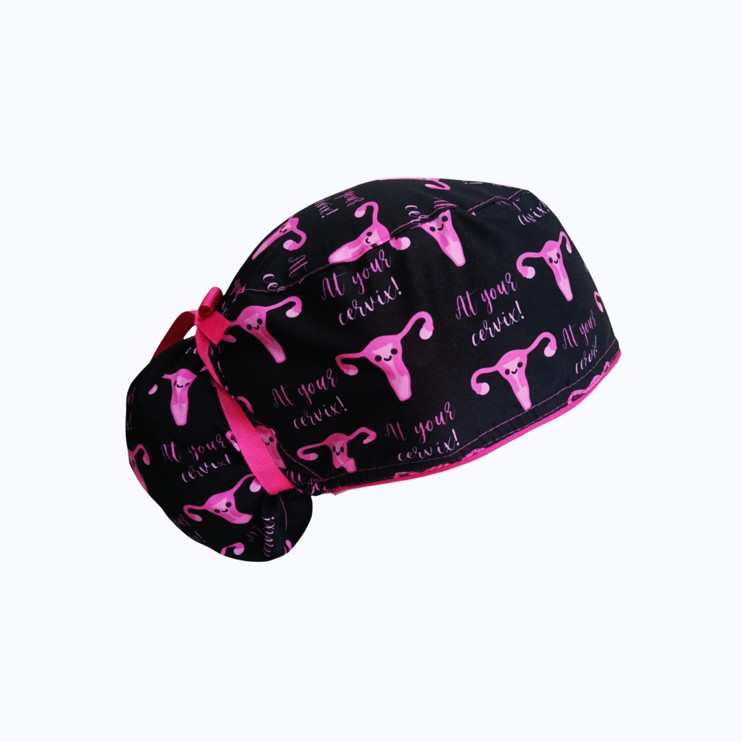 Gorro Quirúrgico Mujer y Portacarnet Ginecología "At Your Cervix" Negro y Rosa
