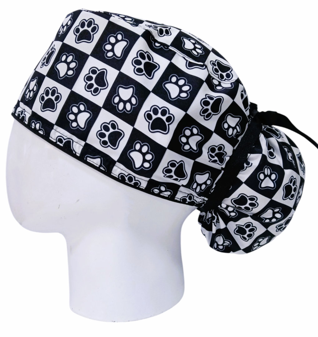 Gorro Quirúrgico Mujer y Portacarnet Huellas Cuadros Negro - gorro antifluido para mujer Doctools - foto 1