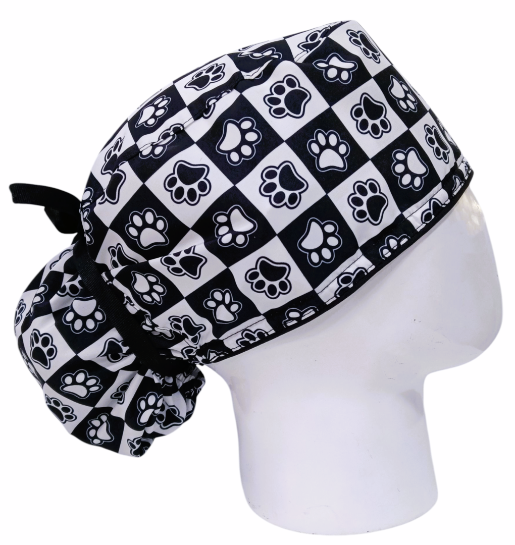 Gorro Quirúrgico Mujer y Portacarnet Huellas Cuadros Negro - gorro antifluido para mujer Doctools - foto 2