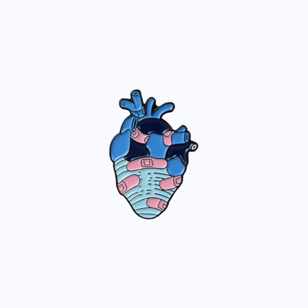 Pin Metálico Corazón Anatómico Vendado con Curitas