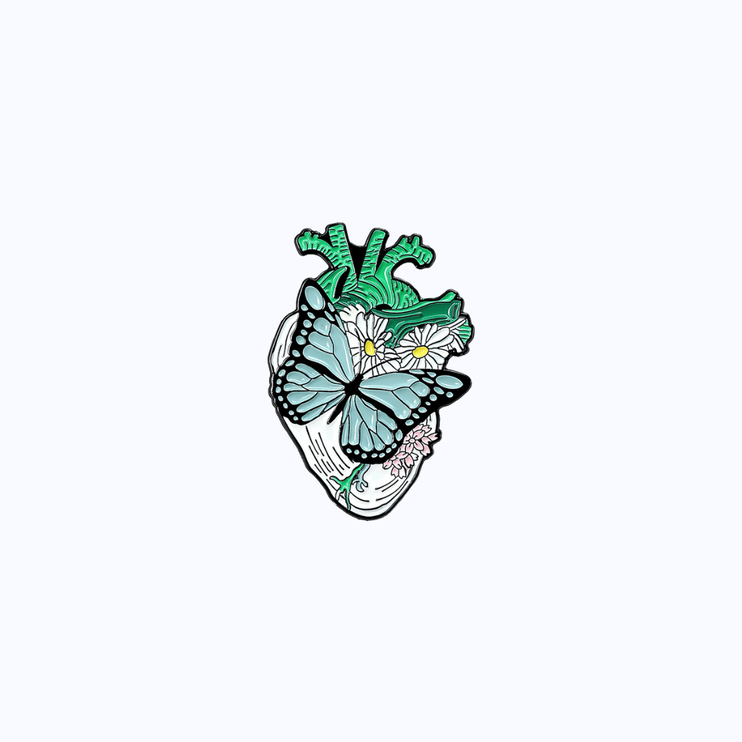 Pin Metálico Corazón Anatómico Mariposa Celeste