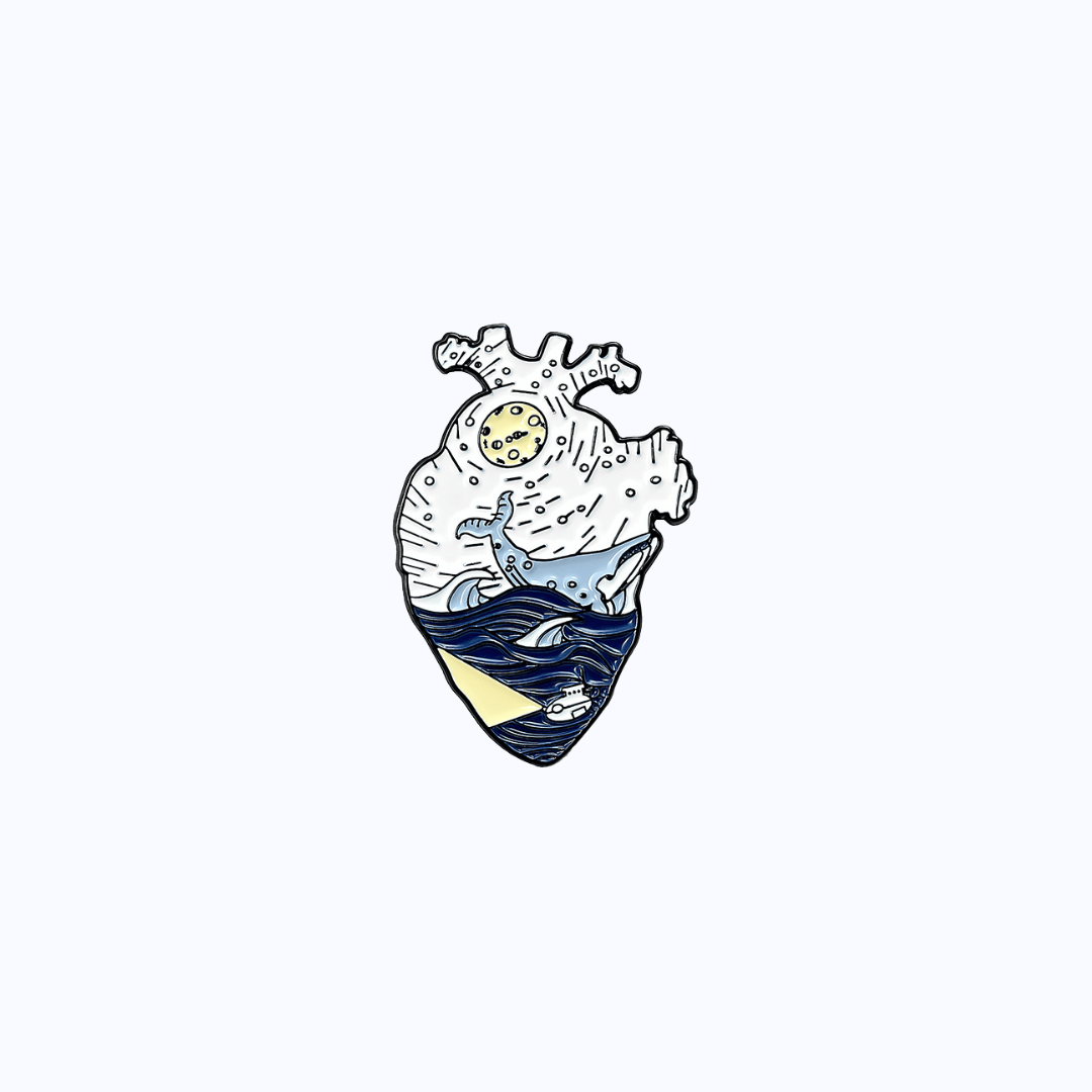 Pin Metálico Corazón Anatómico Noche de Mar, Luna Llena y Ballena