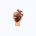 Pin Metálico Mano Sosteniendo Corazón en Puño