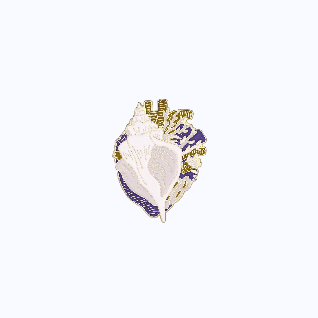 Pin Metálico Corazón Anatómico Caracola Marina y Arrecife Violeta