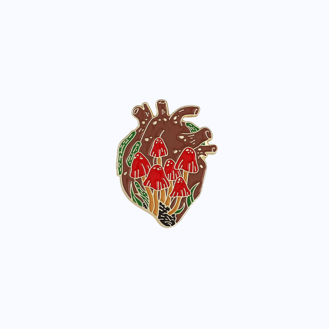 Pin Metálico Corazón Anatómico Bosque y Hongos Rojos Dorado