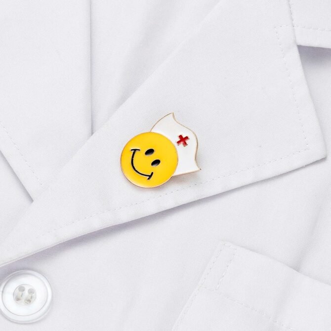 Pin Metálico Happy Nurse - Imagen 2