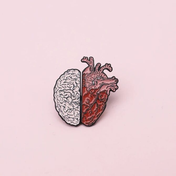 Pin Metálico Mitad Cerebro y Corazón - Imagen 4