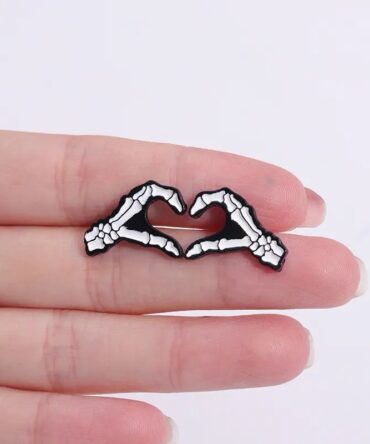Pin Metálico Corazón Huesudo